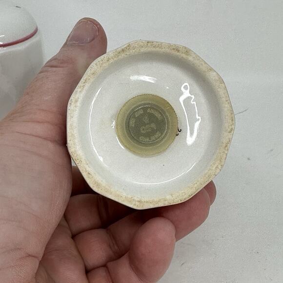 Johnson Brothers Summer Chinz Salt & Pepper Shakers - MISSING ONE PLUG - Picture 5 of 6